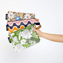 Load image into Gallery viewer, Clutch Bag Blue Flowers
