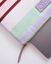 Load image into Gallery viewer, Island Delight Laptop Case One Size
