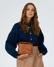 Load image into Gallery viewer, Linton Crossbody - Tan Pebble
