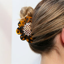 Load image into Gallery viewer, Check Flower Hair Claw
