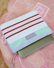 Load image into Gallery viewer, Island Delight Laptop Case One Size
